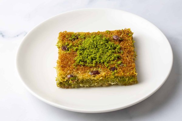 Come preparare una panzanella toscana con pane raffermo, pomodoro e basilico?