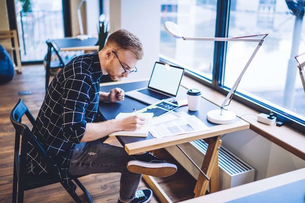 In che modo una parete lavagna può essere sfruttata per l'apprendimento dei bambini in una zona giorno?