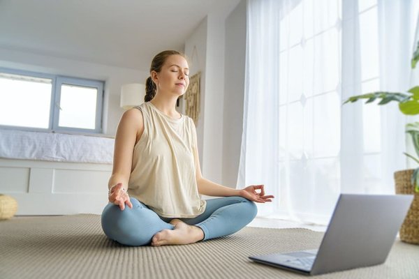 Quali tecniche di meditazione possono supportare il recupero da una dipendenza?